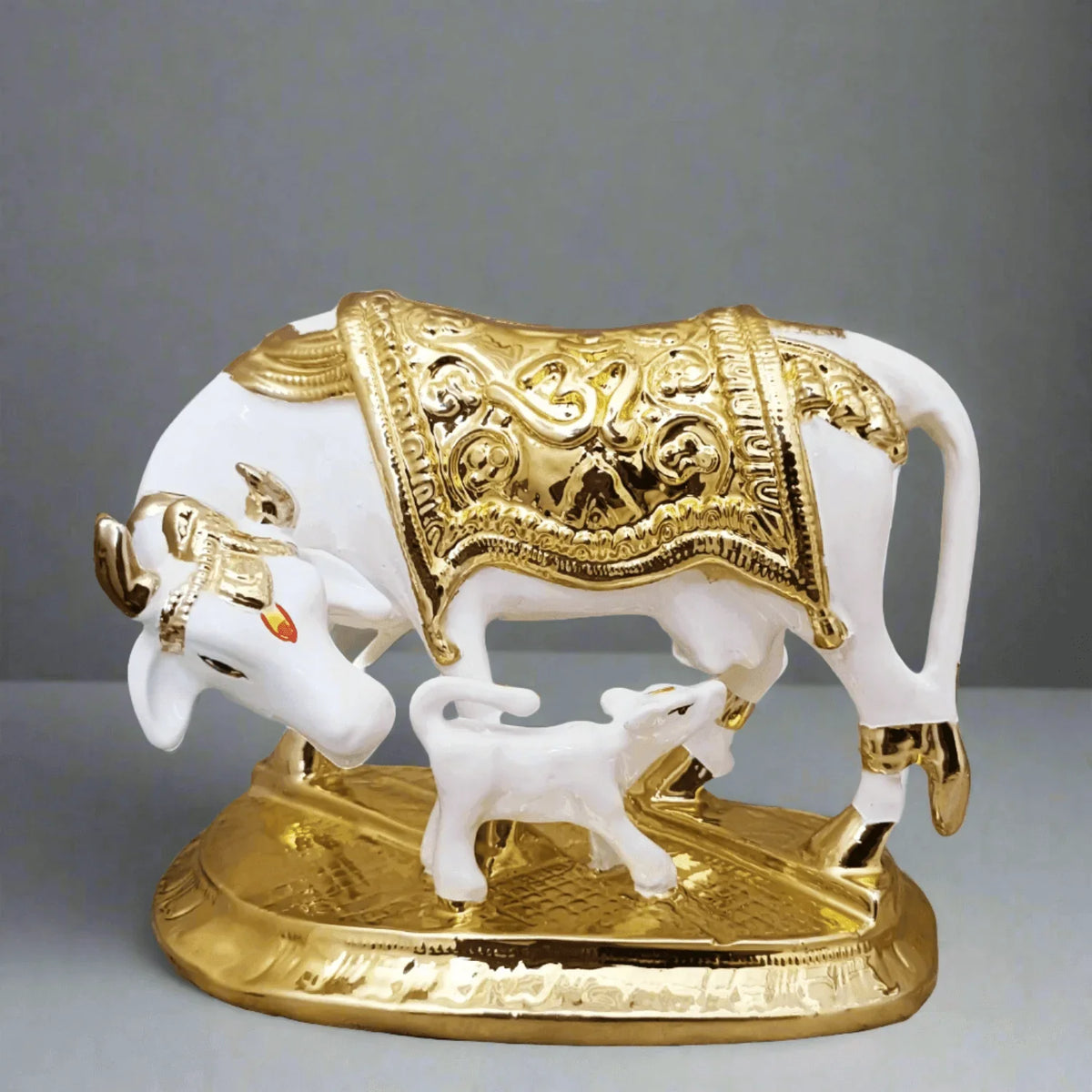 Statue ALiLA ALiLa White & Golden Kamdhenu Cow and Calf Statue for Home Wealth, Prosperity, Peace, 6 Inches Statue